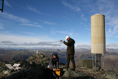 Bilde: Ayumu Ohta og Jonas Jacobsson i Norkring på måletur for å sjekke signalene til Bringa, en av satellittskyggesenderne i Lærdal.