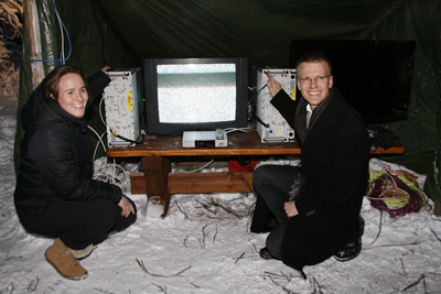 Bilde: Statssekretær Lotte Grepp Knutsen fra kulturdepartementet og Erik Lahnstein fra samferdselsdepartementet slukker de siste analoge signalene i Troms og Finnmark.